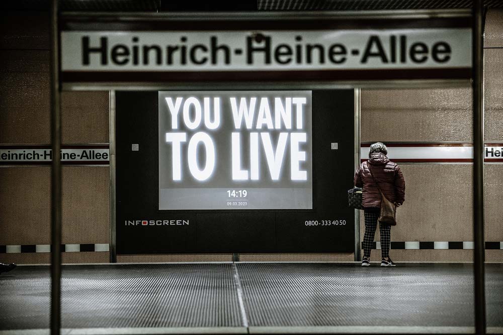 Kunstsammlung NRW und Ströer zeigen die Werke von Jenny Holzer auf digitalen Medien in Düsseldorf