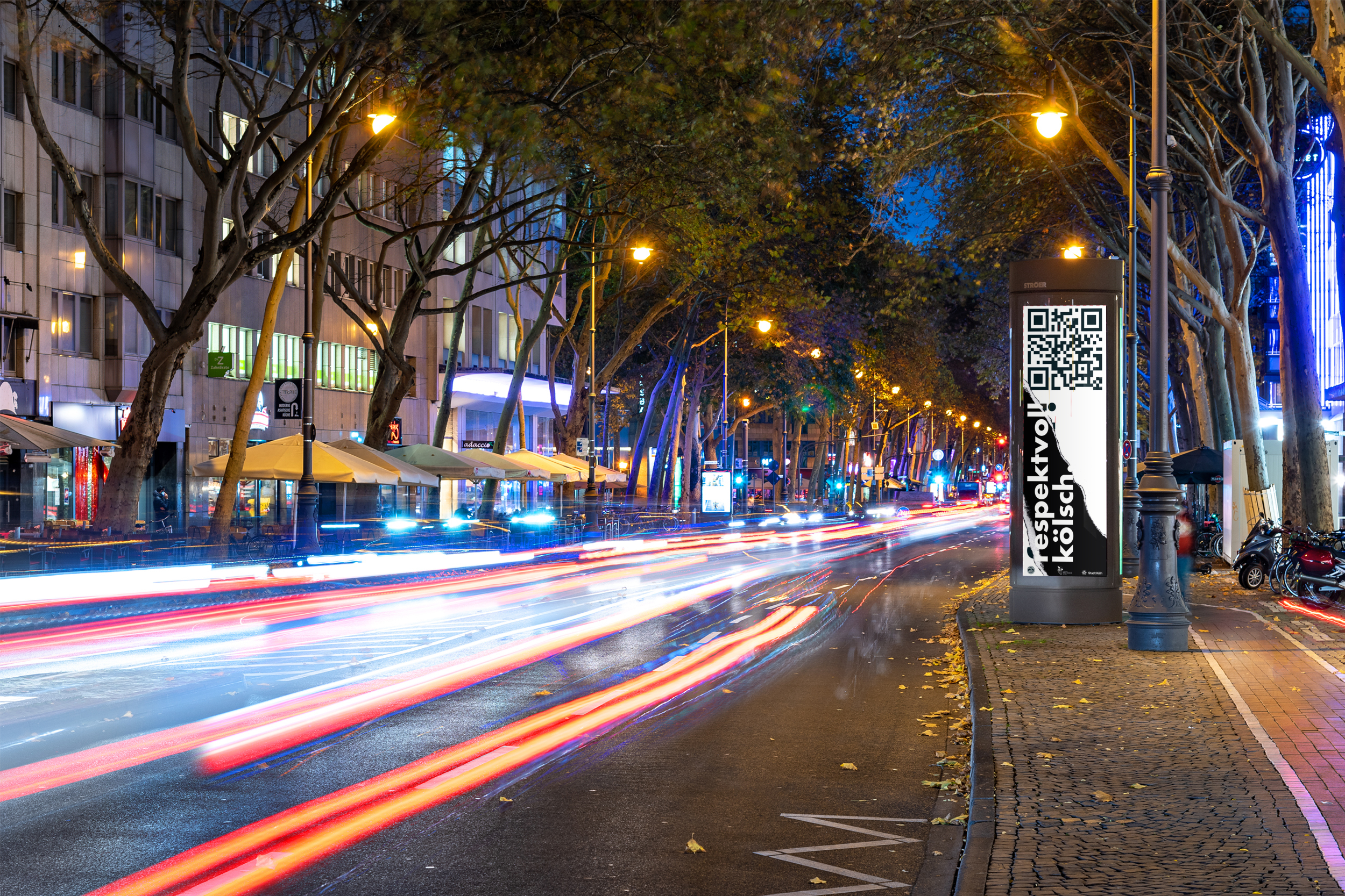 Stark befahrene Hauptstraße mit Werbeträger Premium Citylight-Poster in der Stadt Köln