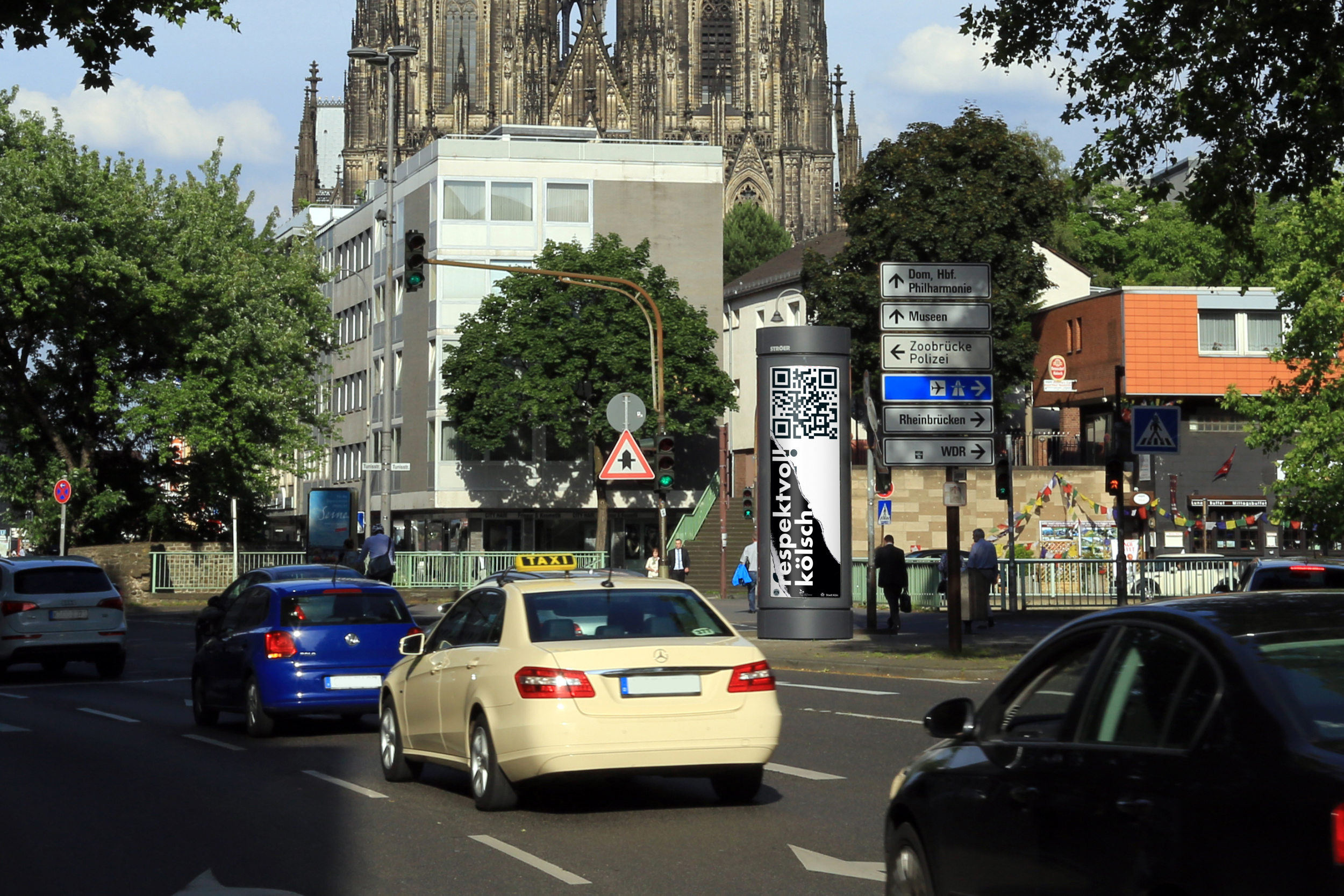 Stark befahrene Hauptstraße mit Werbeträger Premium Citylight-Poster in der Stadt Köln