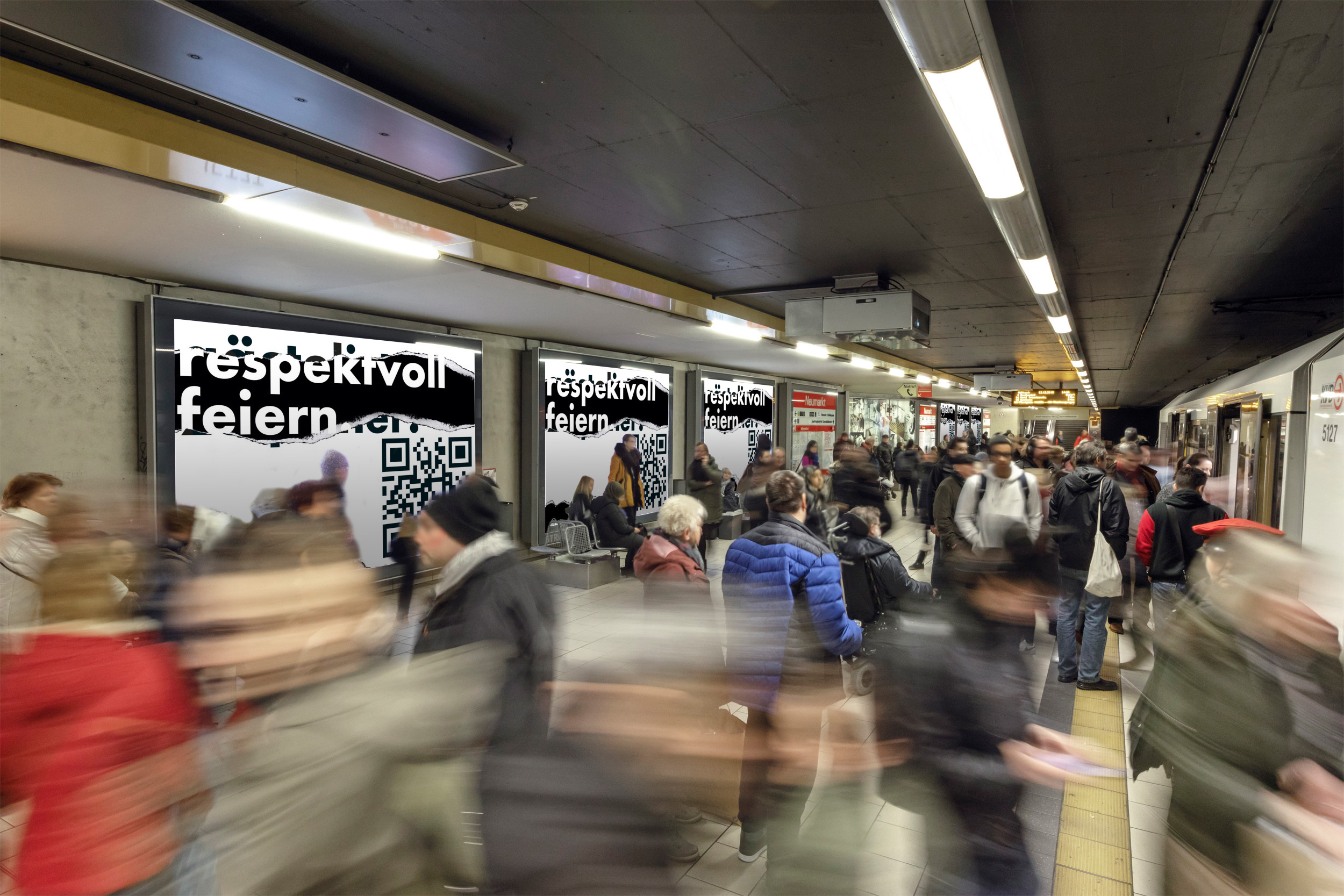 Stark frequentierte U-Bahn-Station mit Werbeträger Mega-Light in der Stadt Köln