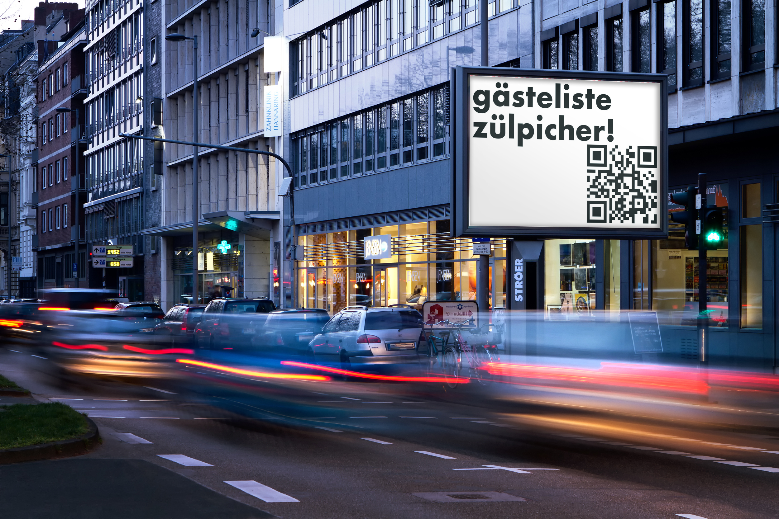 Stark befahrene Hauptstraße mit Werbeträger Mega-Light in der Stadt Köln