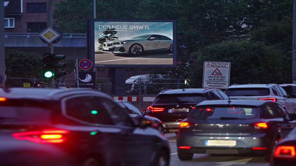 BMW: DOOH-Stautargeting