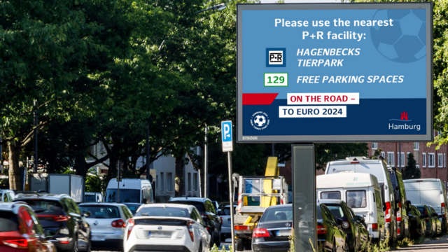 Stadtinformationsanlagen von Ströer zeigen den Besucher:innen der EURO 2024 in Hamburg wo es langgeht