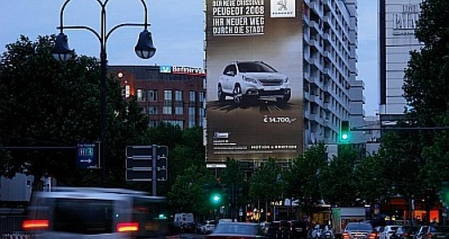 Peugeot fährt mit Riesenpostern neue Wege durch die Stadt