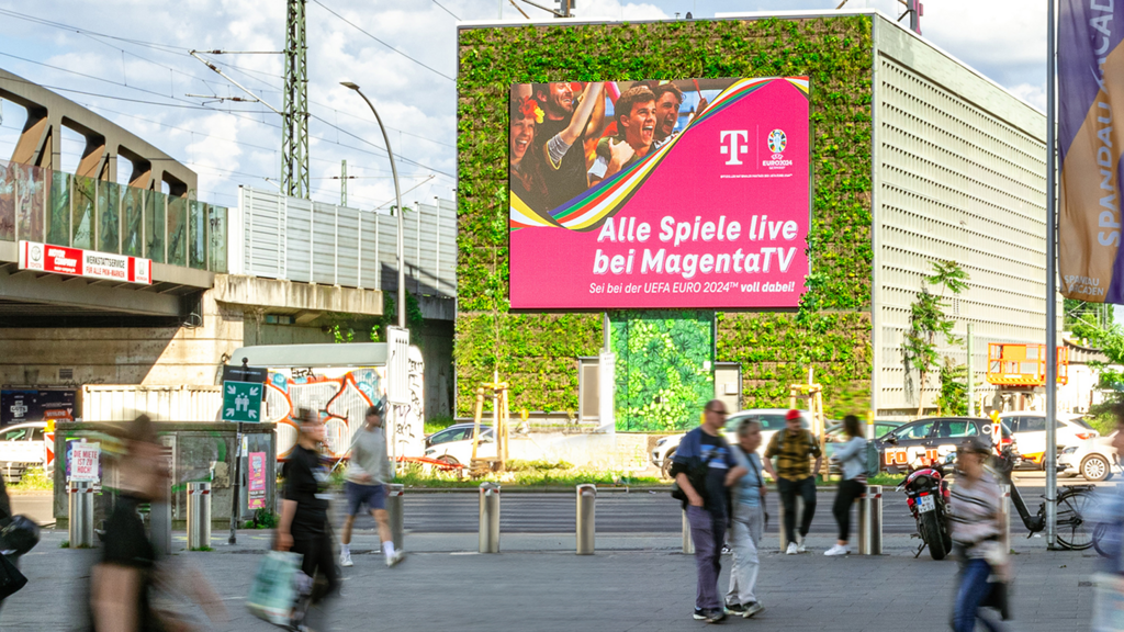 Neue Green Media-Location in Berlin: blowUP media launcht den fünften Vertical Garden® in Deutschland