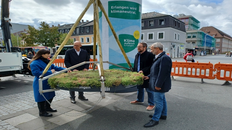 Grünes Dach für Erlanger Litfaßsäulen